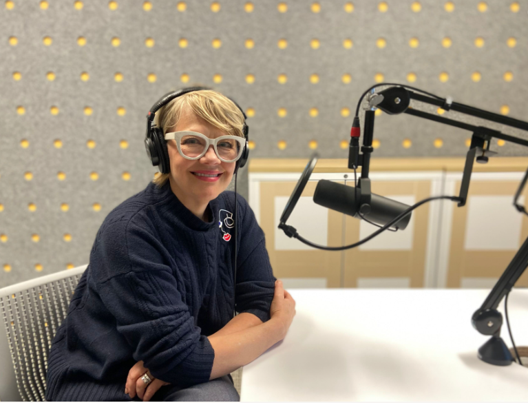 Kim Sajet with headphones in recording studio
