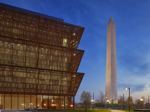 The museum with the Washington Monument
