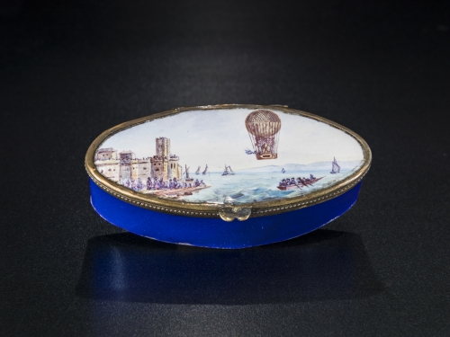 box with painted lid showing hot air balloon