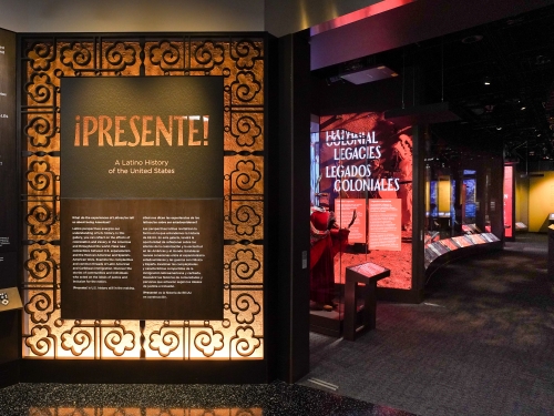 Entrance to museum exhibit "Presente" with introductory wall text