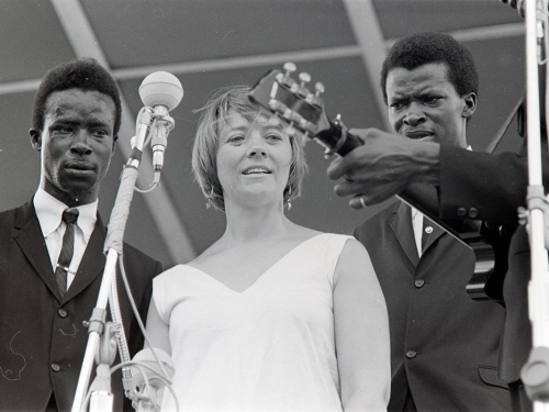Barbara Dane with the Chambers Brothers at the 1965 Newport Folk Festival.
