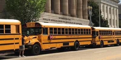 School buses in front of the Smithsonian American Art Museum.