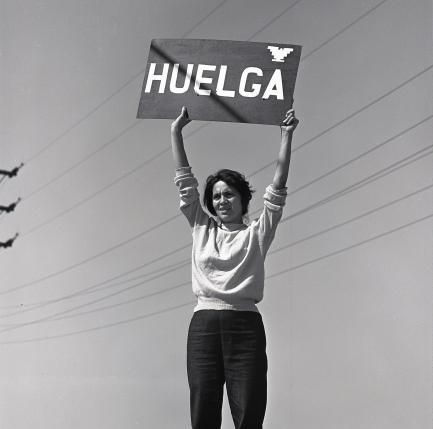 Dolores Huerta holding Huelga sign