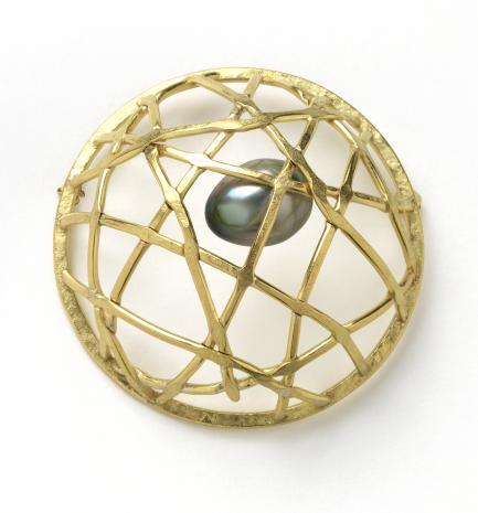 Gold wire basket with pearl