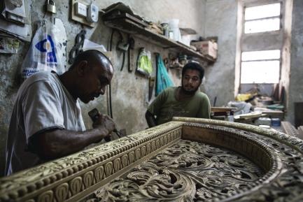 Wood carver Hassan Atman