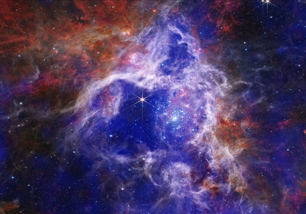 蓝色和红色旋转的太空恒星视图