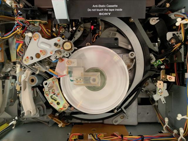 Overhead view of the inside of the BVU-950 spinning head drum